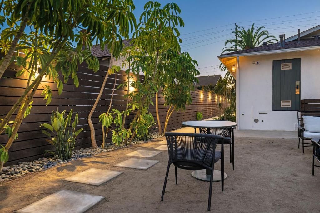 LA PLAYA INN Deluxe King Suite at 116 Castillo St, Santa Barbara - boutique hotel room with comfortable bed and elegant decor